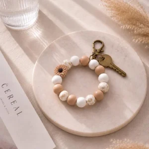 Blossom Schlüsselanhänger Beige Boho Blumen –, Handgemachtes Schlüsselaccessoire Geschenk für Frauen