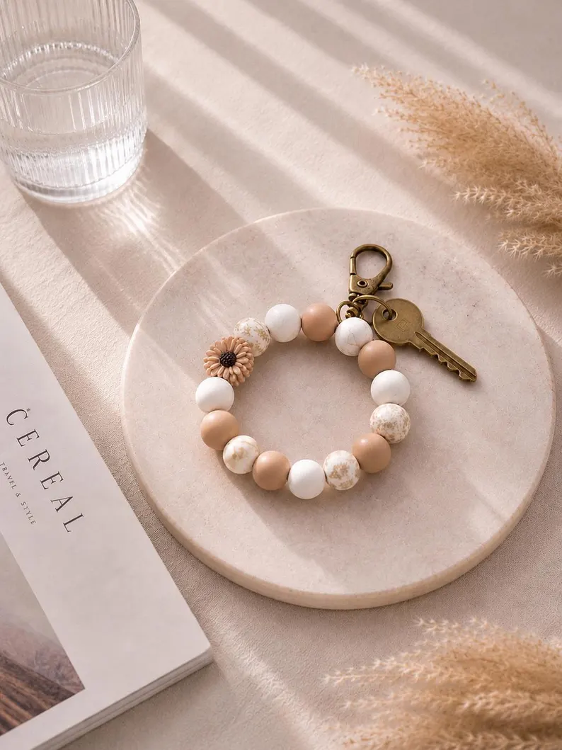 Blossom Schlüsselanhänger Beige Boho Blumen –, Handgemachtes Schlüsselaccessoire Geschenk für Frauen