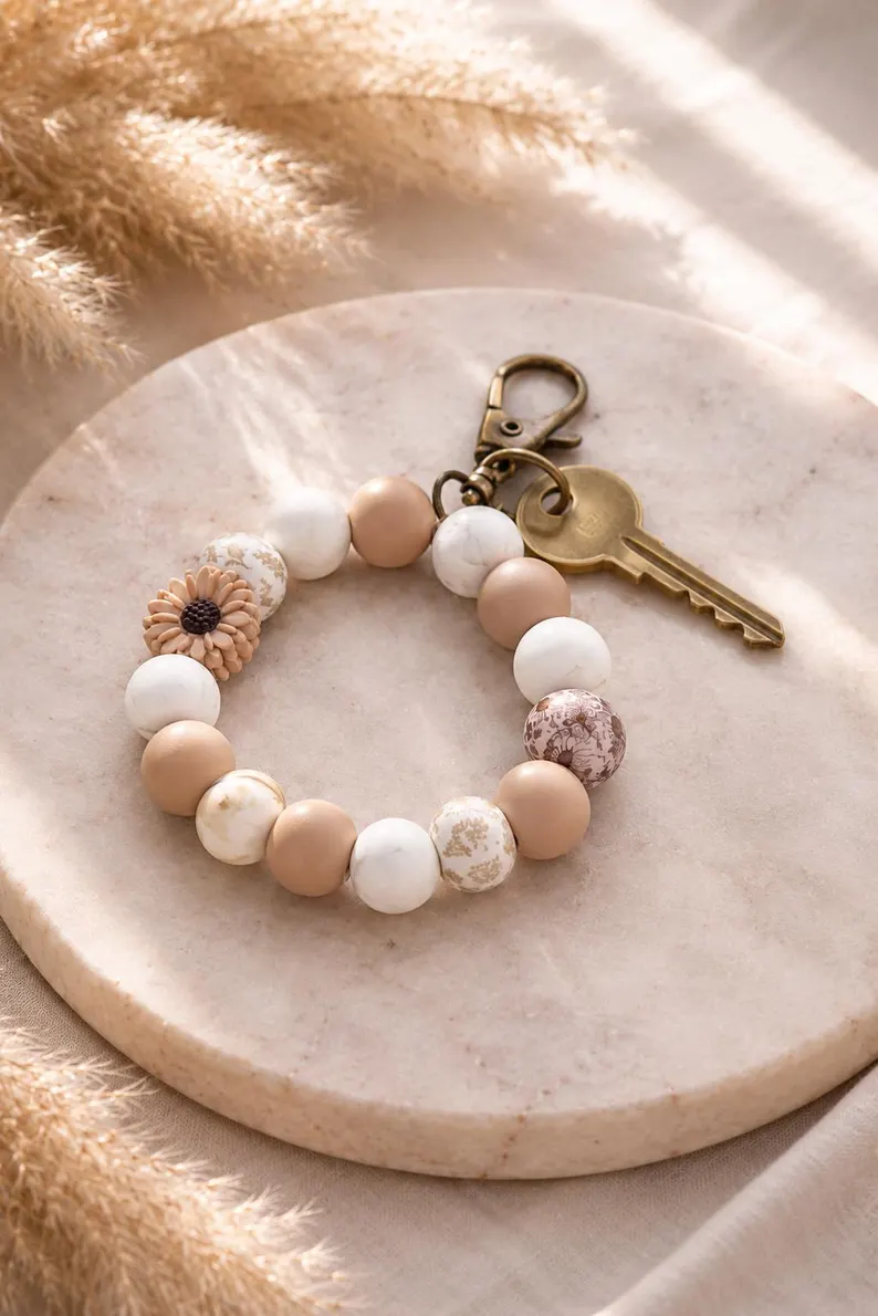 Blossom Schlüsselanhänger Beige Boho Blumen –, Handgemachtes Schlüsselaccessoire Geschenk für Frauen – Bild 2