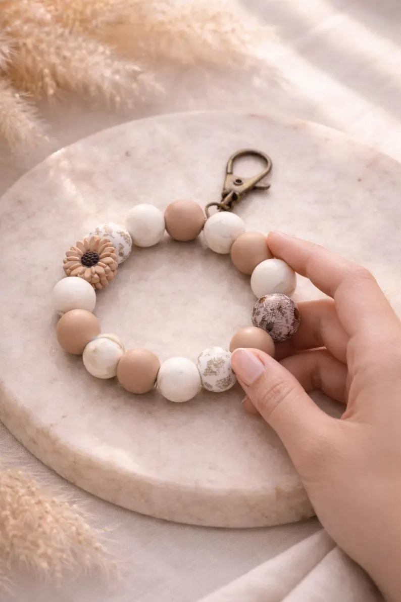 Blossom Schlüsselanhänger Beige Boho Blumen –, Handgemachtes Schlüsselaccessoire Geschenk für Frauen – Bild 3