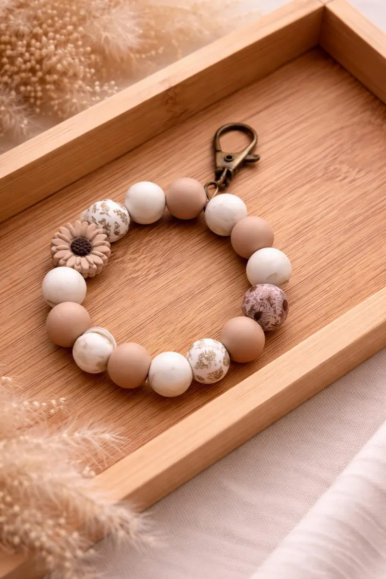 Blossom Schlüsselanhänger Beige Boho Blumen –, Handgemachtes Schlüsselaccessoire Geschenk für Frauen – Bild 4