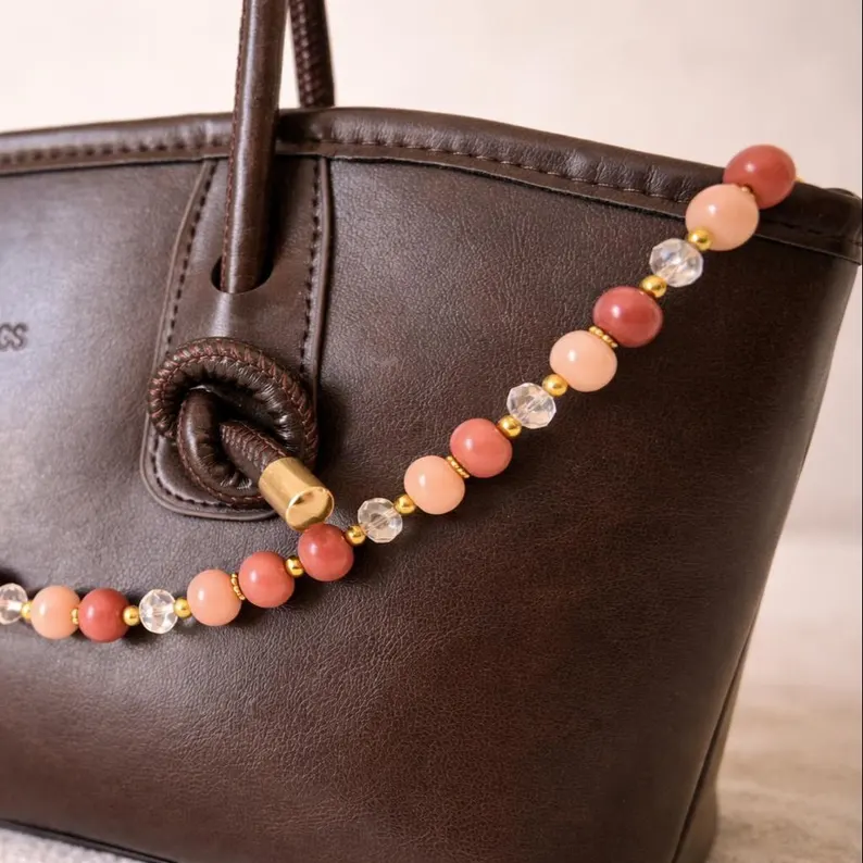 Blush Aura Roséfarbene Perlen Taschenkette – Eleganter handgemachter Bag Charm als Accessoire für Handtaschen – Bild 3