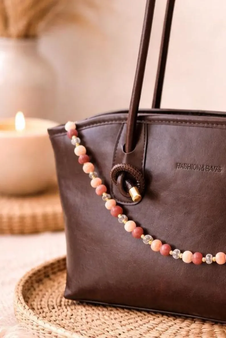 Blush Aura Roséfarbene Perlen Taschenkette – Eleganter handgemachter Bag Charm als Accessoire für Handtaschen – Bild 4