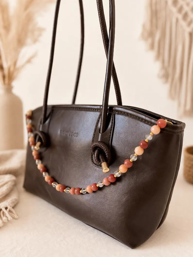 Blush Aura Roséfarbene Perlen Taschenkette – Eleganter handgemachter Bag Charm als Accessoire für Handtaschen – Bild 5