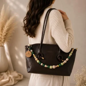 Botanical Spirit Natürliche Holzperlen Taschenkette – Boho Bag Chain in Grün & Holz, Geschenk für Frauen