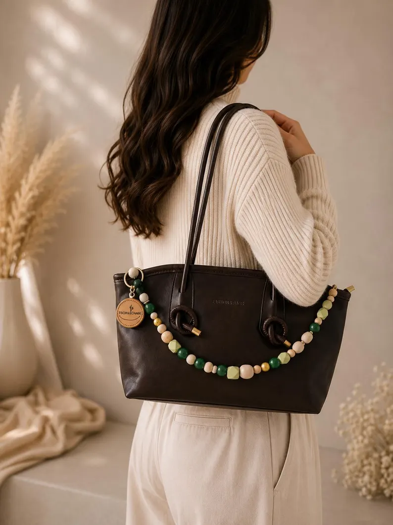 Botanical Spirit Natürliche Holzperlen Taschenkette – Boho Bag Chain in Grün & Holz, Geschenk für Frauen