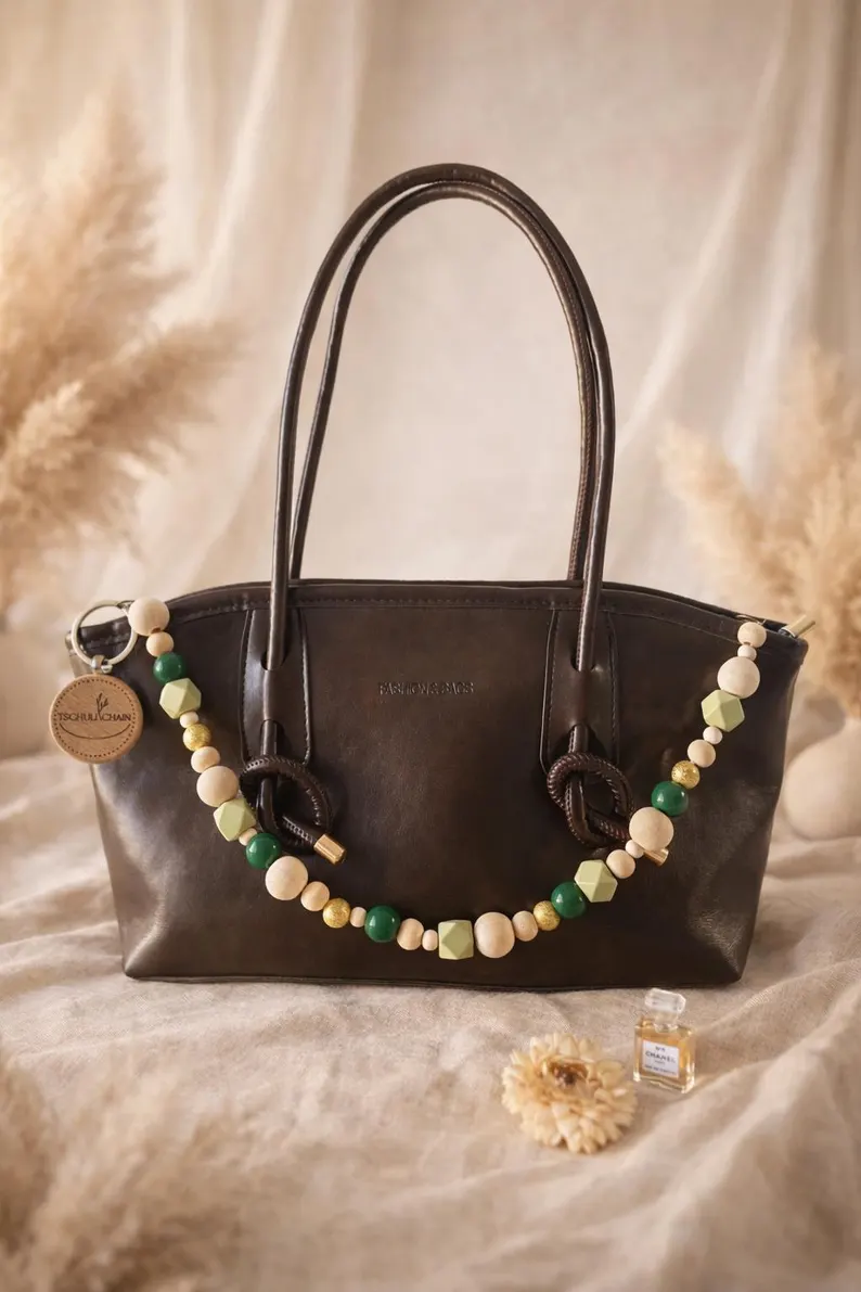 Botanical Spirit Natürliche Holzperlen Taschenkette – Boho Bag Chain in Grün & Holz, Geschenk für Frauen – Bild 2
