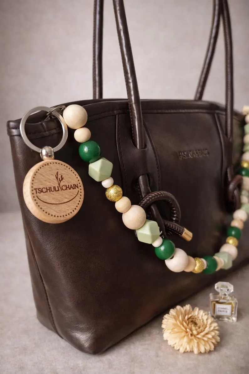 Botanical Spirit Natürliche Holzperlen Taschenkette – Boho Bag Chain in Grün & Holz, Geschenk für Frauen – Bild 3