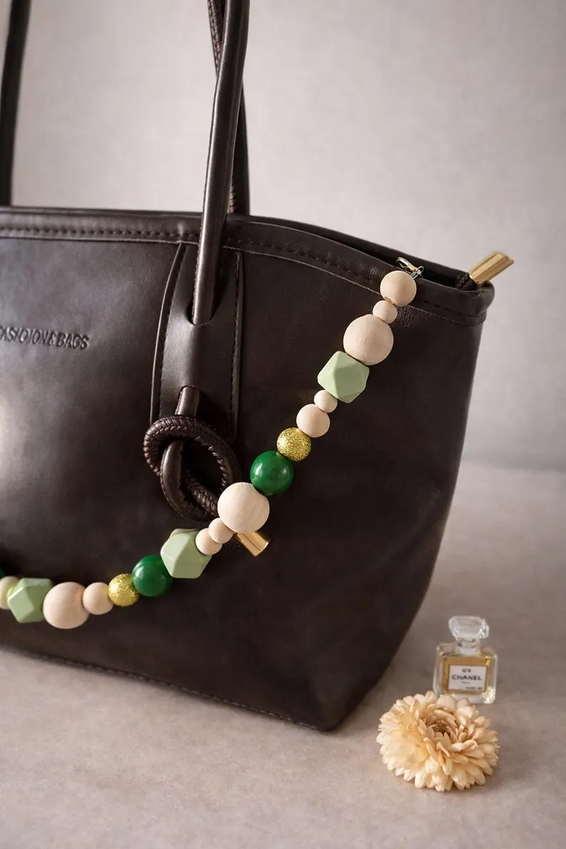 Botanical Spirit Natürliche Holzperlen Taschenkette – Boho Bag Chain in Grün & Holz, Geschenk für Frauen – Bild 4