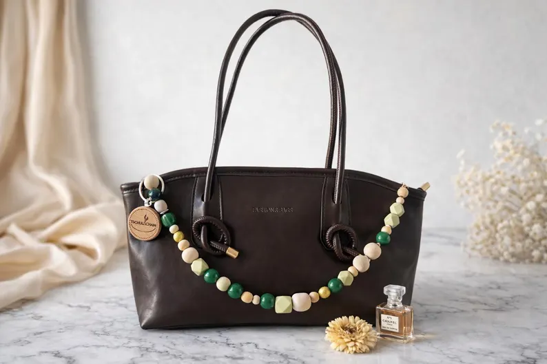 Botanical Spirit Natürliche Holzperlen Taschenkette – Boho Bag Chain in Grün & Holz, Geschenk für Frauen – Bild 5