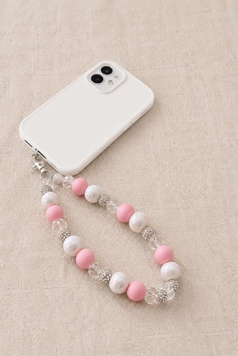 Cotton Candy Glam Perlen Handykette in Rosa – Handmade Handyband -Y2K Phone Charm - Geschenk für Sie – Bild 3