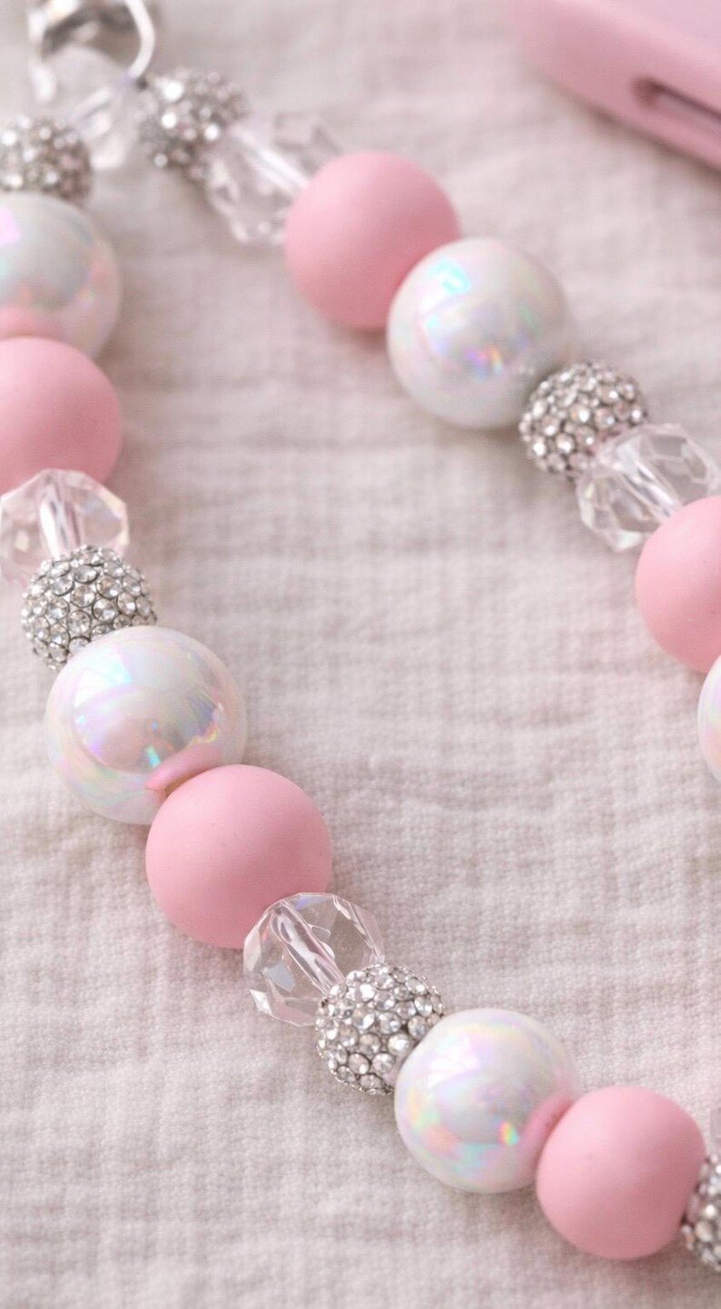 Cotton Candy Glam Perlen Handykette in Rosa – Handmade Handyband -Y2K Phone Charm - Geschenk für Sie – Bild 4