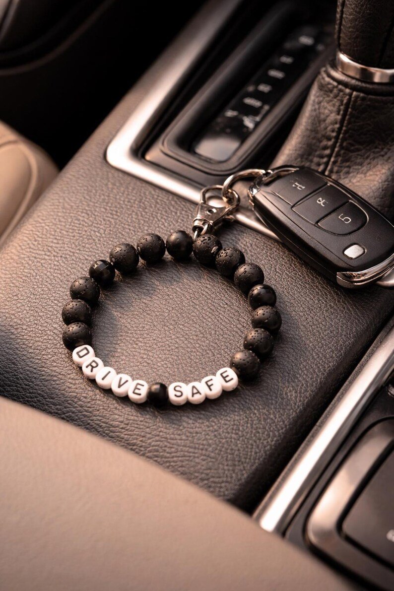 Drive Safe Lava‑Stein Schlüsselanhänger – Handgemachtes Perlen Auto Accessoire, Geschenkidee für Sie & Ihn – Bild 2