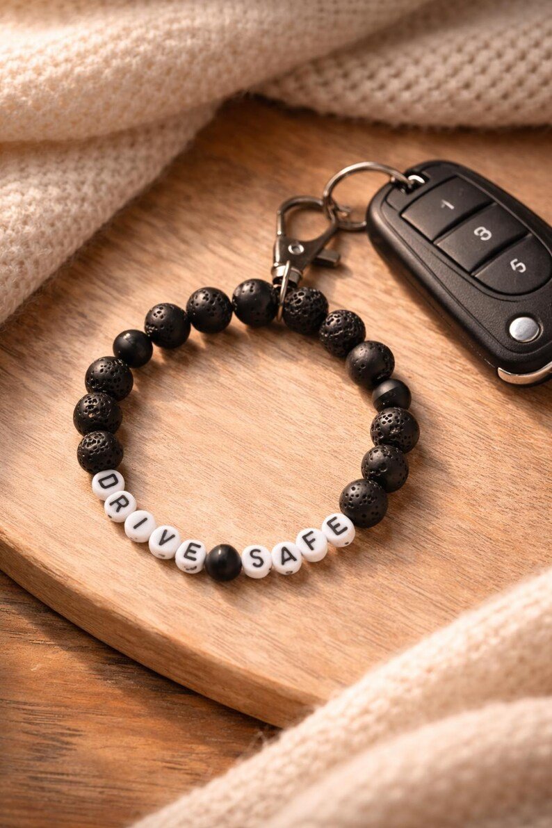Drive Safe Lava‑Stein Schlüsselanhänger – Handgemachtes Perlen Auto Accessoire, Geschenkidee für Sie & Ihn – Bild 3
