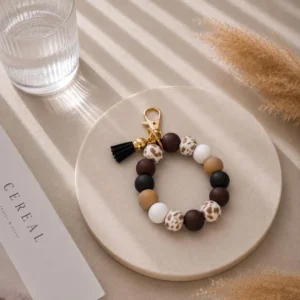 LeoPrint Boho Schlüsselanhänger – Trendy Aesthetic Beaded KeyCharm „Leo Love“, Handgemachtes Animalprint Geschenk