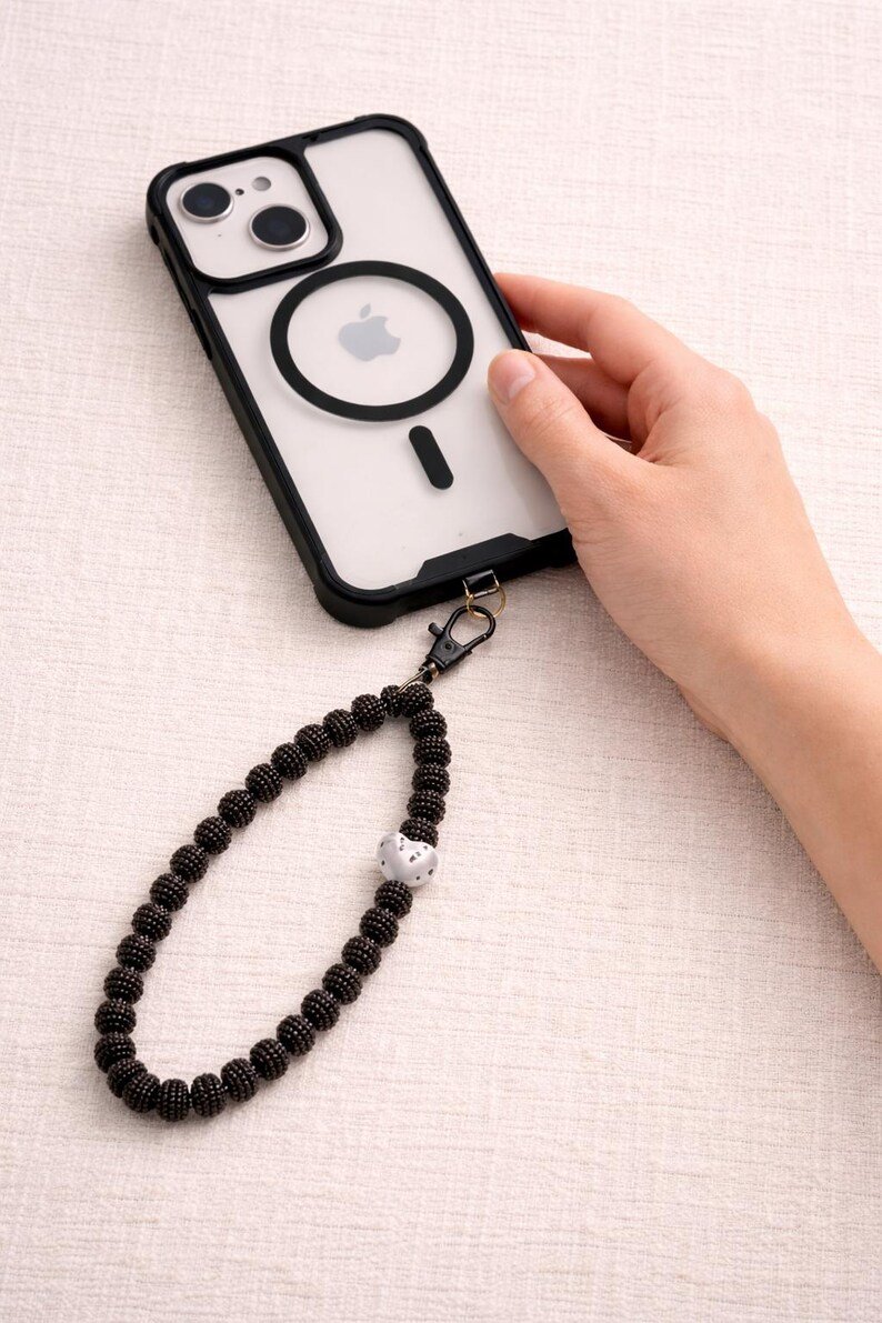 Moon Handykette Schwarze Perlen – Aesthetic Handmade Phone Charm, Elegantes Handyband Geschenk – Bild 4