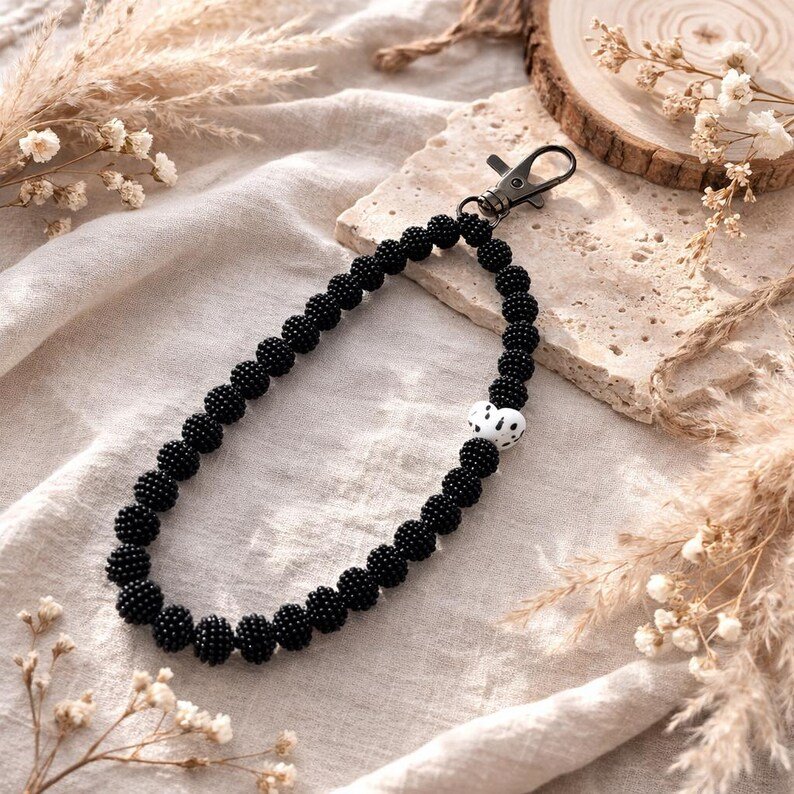 Moon Handykette Schwarze Perlen – Aesthetic Handmade Phone Charm, Elegantes Handyband Geschenk – Bild 5