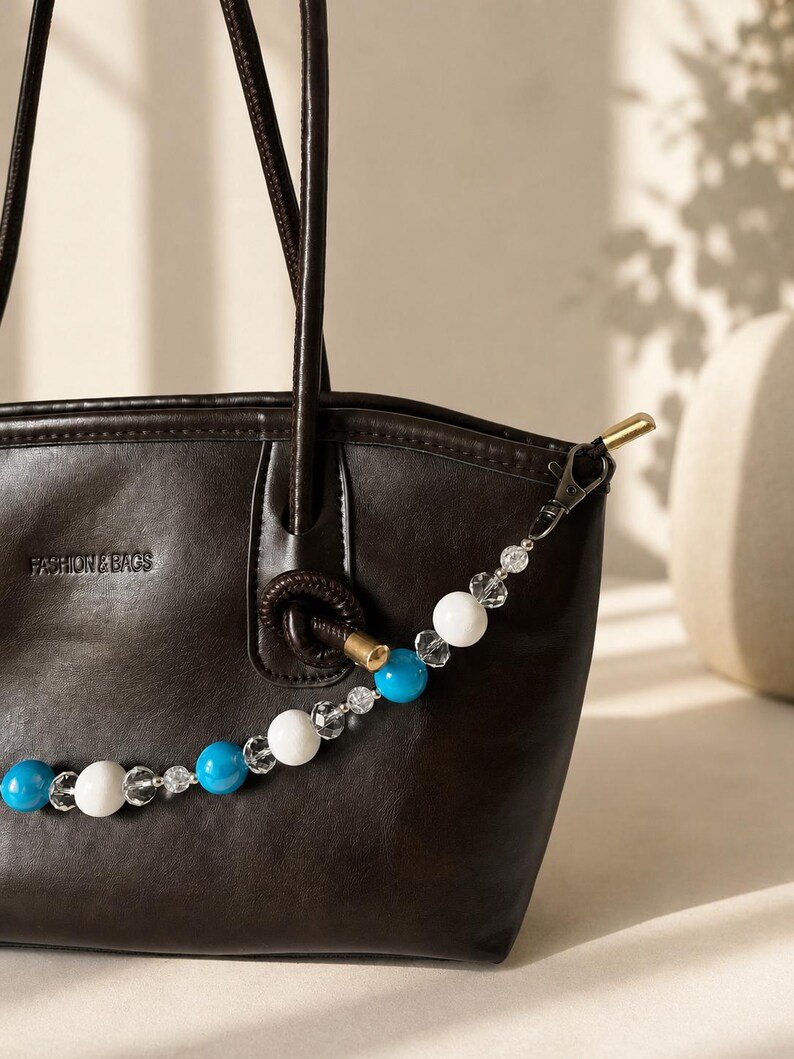 Ocean Vibes Blaue maritime Taschenkette mit Perlen – Handmade Bag Chain - Geschenkidee für Frauen – Bild 3