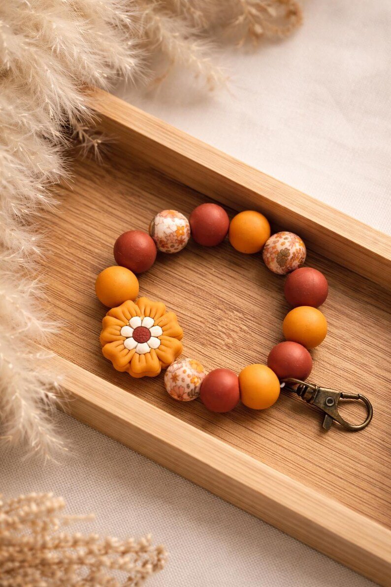 Roter Boho Blumen Schlüsselanhänger – Retro Aesthetic Beaded Bag Charm, Handgemachter Anhänger Geschenk für Frauen – Bild 4