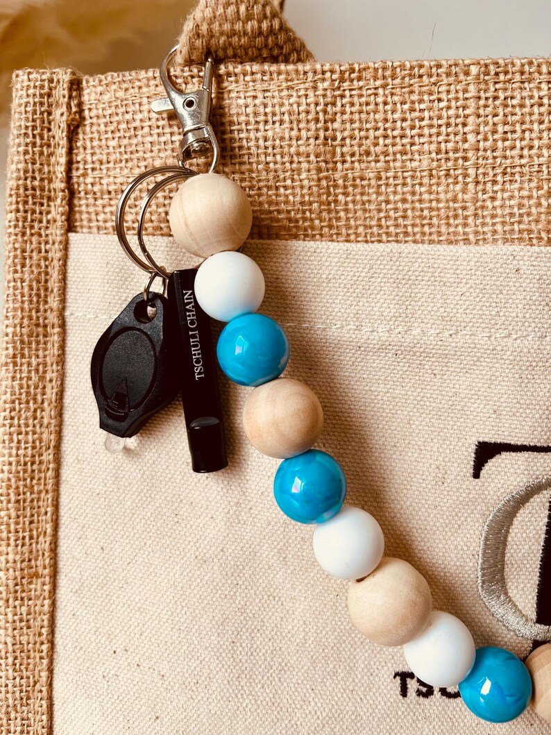 SecureBlue Sicherheits‑Schulranzen Anhänger für Kinder – Safety Backpack Charm mit Pfeife & Mini‑Taschenlampe, Notfall‑Accessoire für den Schulweg – Bild 5