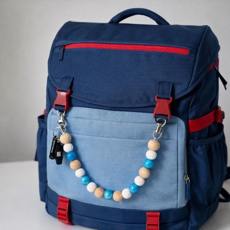 SecureBlue Sicherheits‑Schulranzen Anhänger für Kinder – Safety Backpack Charm mit Pfeife & Mini‑Taschenlampe, Notfall‑Accessoire für den Schulweg – Bild 7