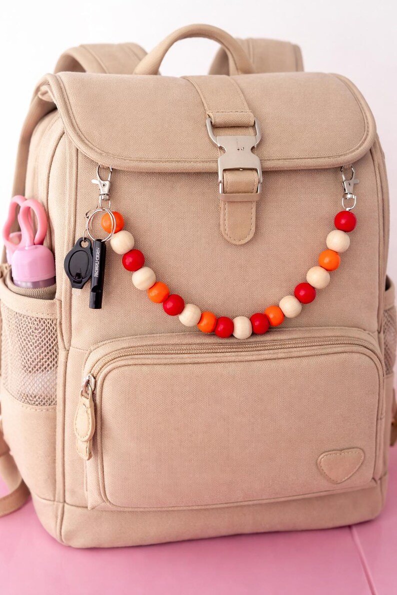 SecureRed Kinder Sicherheits‑Schulranzen Anhänger – Safety Backpack Charm mit Pfeife & LED‑Taschenlampe, Notfall‑Kette für den Schulweg – Bild 6
