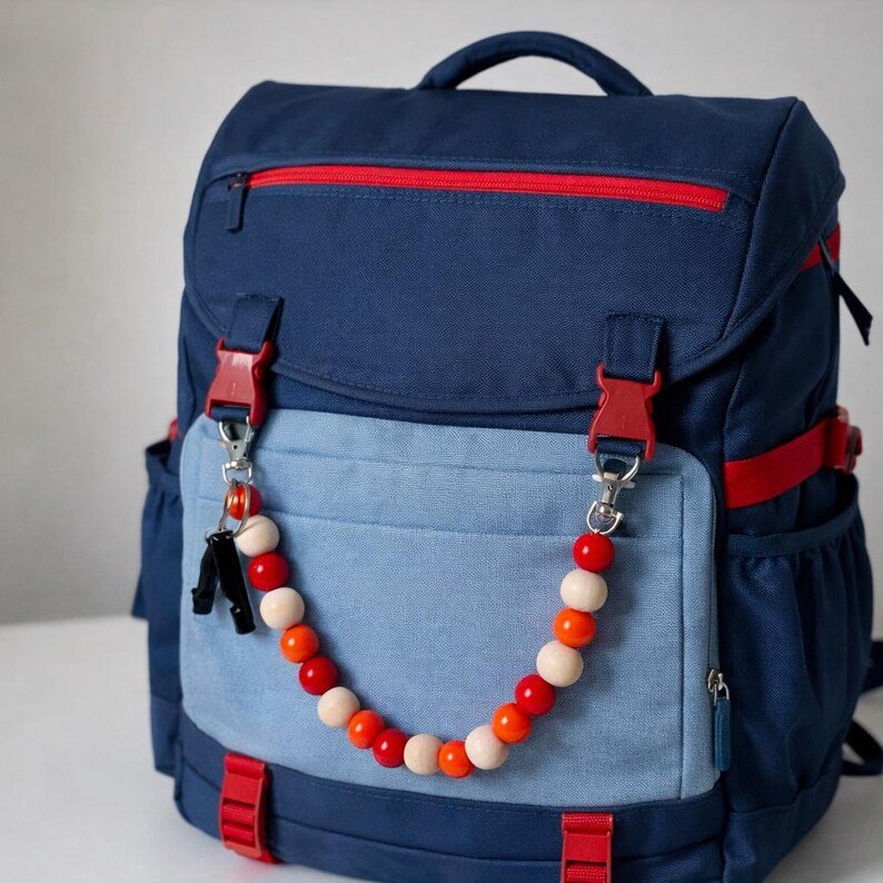 SecureRed Kinder Sicherheits‑Schulranzen Anhänger – Safety Backpack Charm mit Pfeife & LED‑Taschenlampe, Notfall‑Kette für den Schulweg – Bild 7