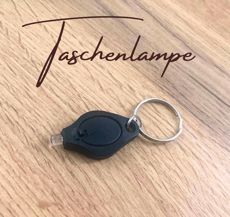 SecureRed Kinder Sicherheits‑Schulranzen Anhänger – Safety Backpack Charm mit Pfeife & LED‑Taschenlampe, Notfall‑Kette für den Schulweg – Bild 9