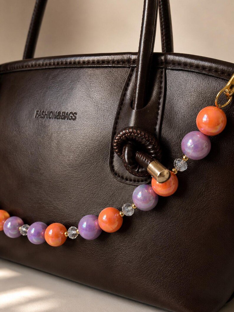 Ultra Violet Bunte Taschenkette aus Perlen – Handgemachte Bag Chain & ästhetisches Handtaschen‑Accessoire – Bild 4